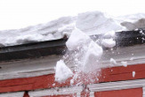 Взыскание ущерба при падении снега и льда с крыши в Санкт-Петербурге